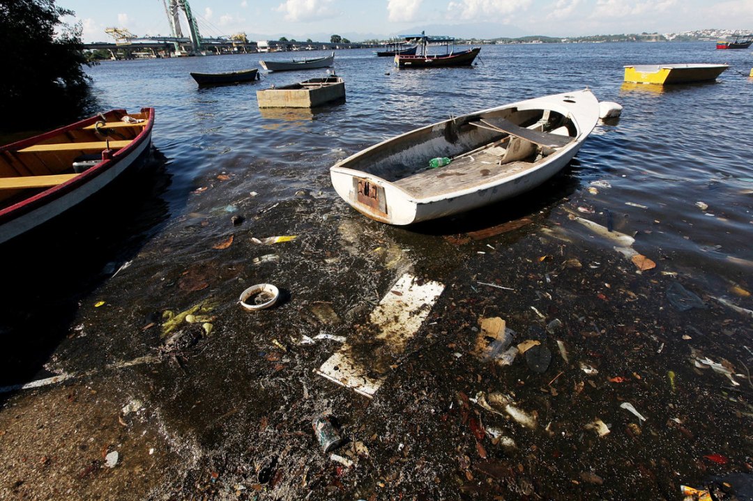 Clarke-Sailing-Through-the-Trash-and-Sewage-of-Guanabara-Bay-1200